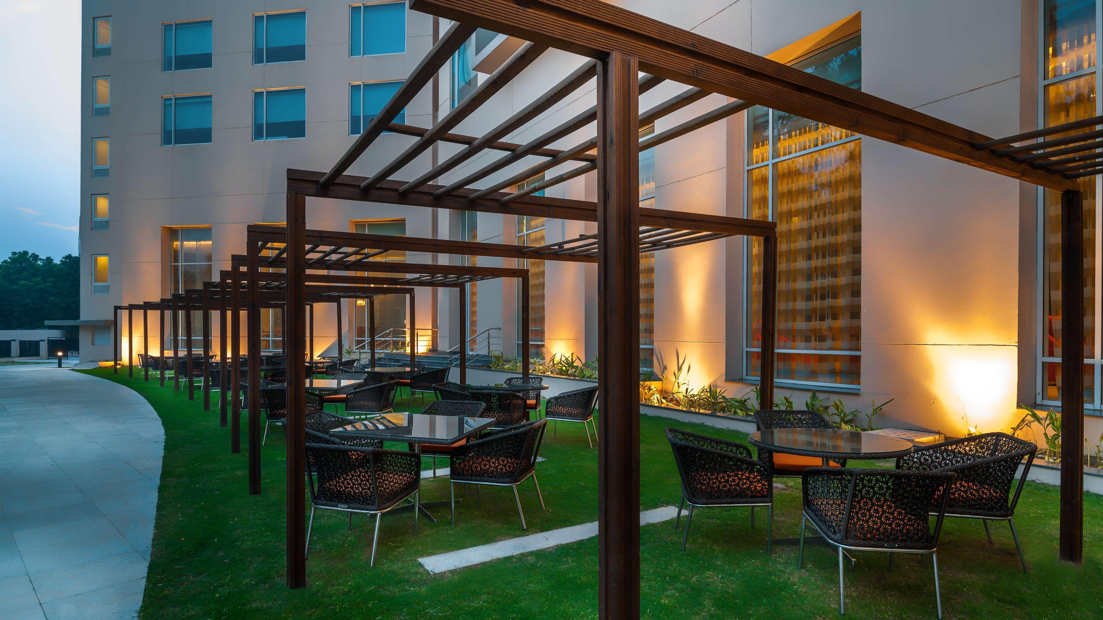 Hyatt Place Gurgaon Udyog Vihar Εξωτερικό φωτογραφία The hotel's garden