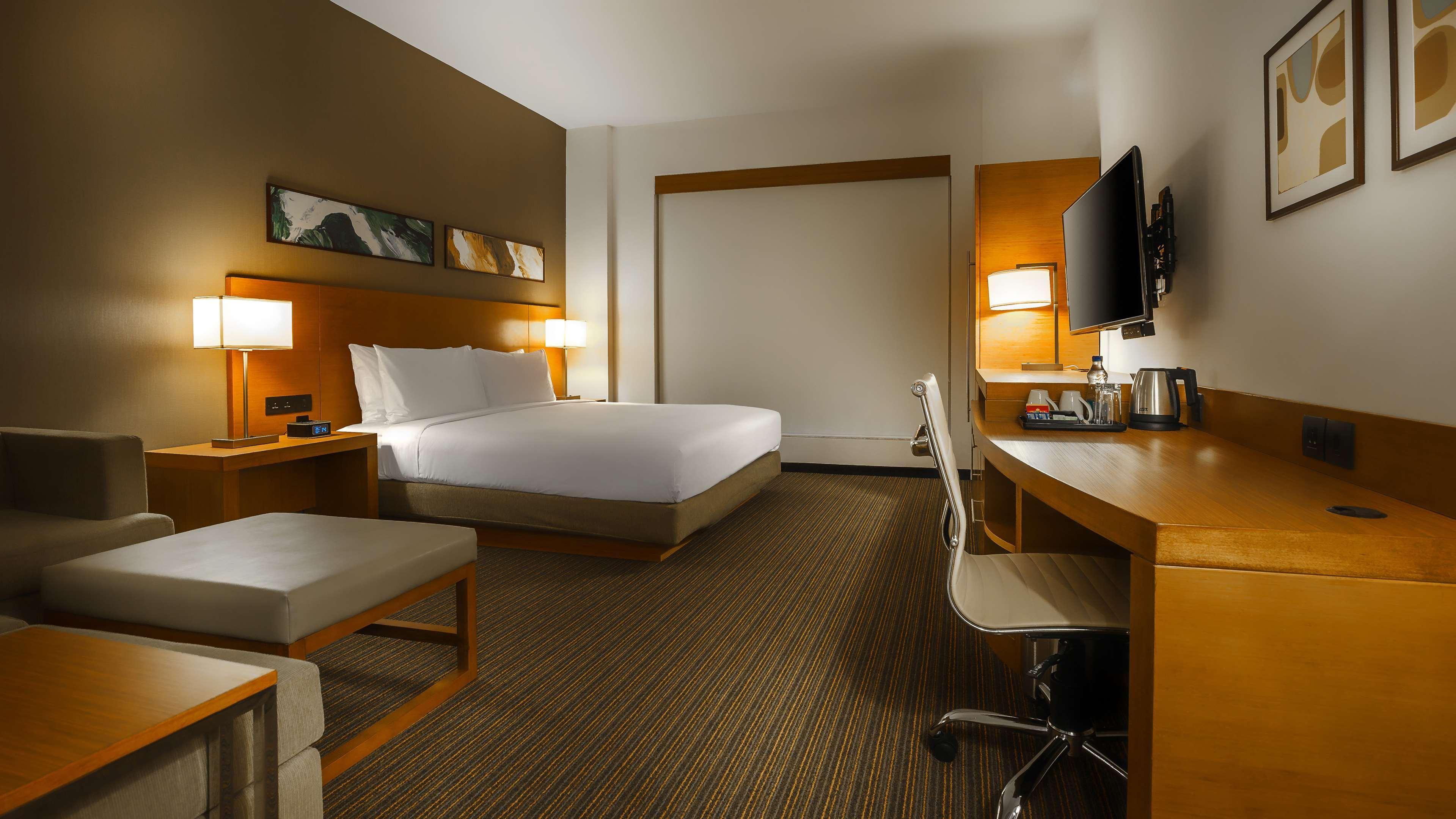 Hyatt Place Gurgaon Udyog Vihar Εξωτερικό φωτογραφία A typical room at the Holiday Inn Express