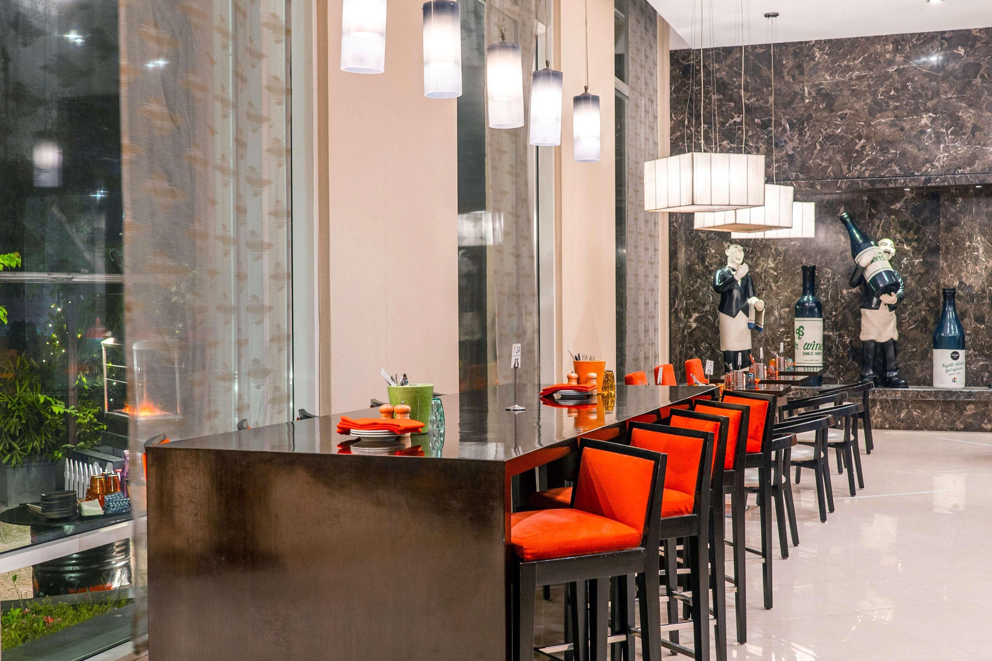 Hyatt Place Gurgaon Udyog Vihar Εξωτερικό φωτογραφία The bar at the lobby