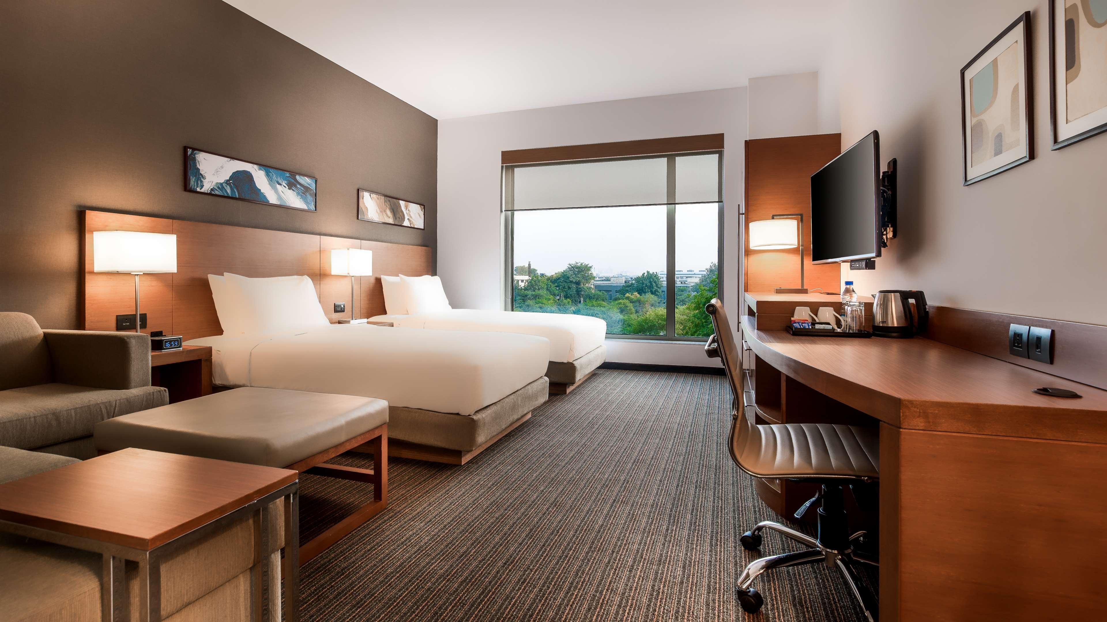 Hyatt Place Gurgaon Udyog Vihar Εξωτερικό φωτογραφία A typical guest room at an Embassy Suites