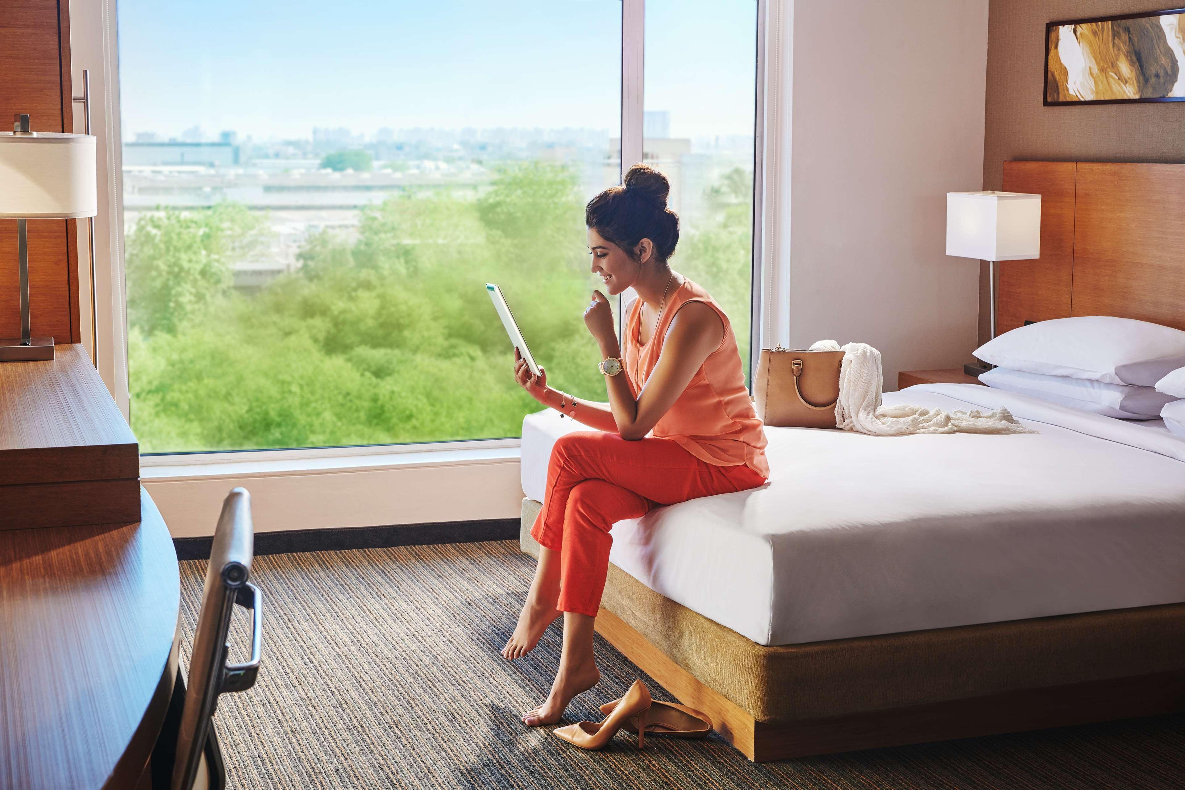 Hyatt Place Gurgaon Udyog Vihar Εξωτερικό φωτογραφία A guest in a guest room at the Hilton Garden Inn