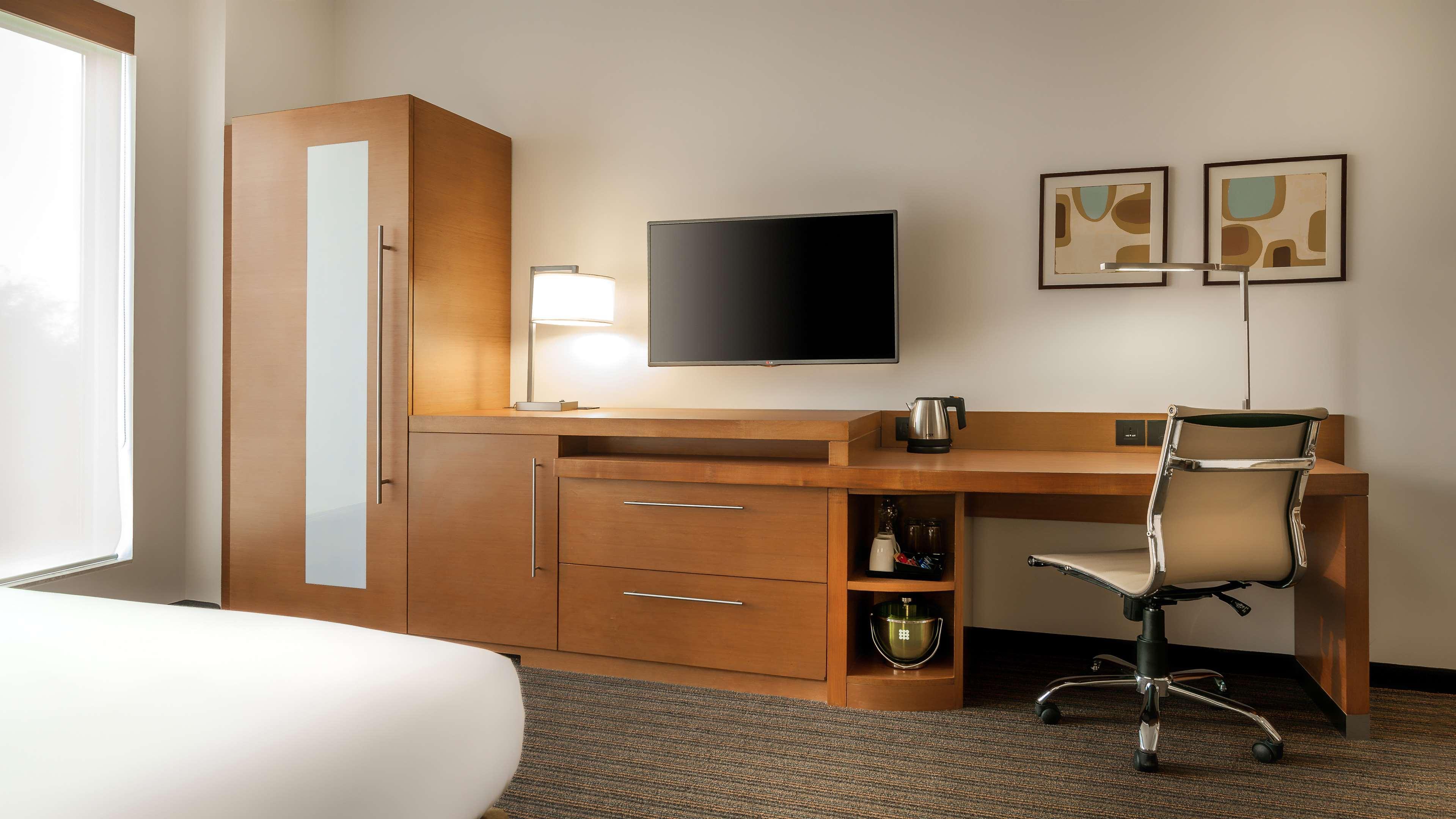 Hyatt Place Gurgaon Udyog Vihar Εξωτερικό φωτογραφία A typical room at the Hilton Garden Inn