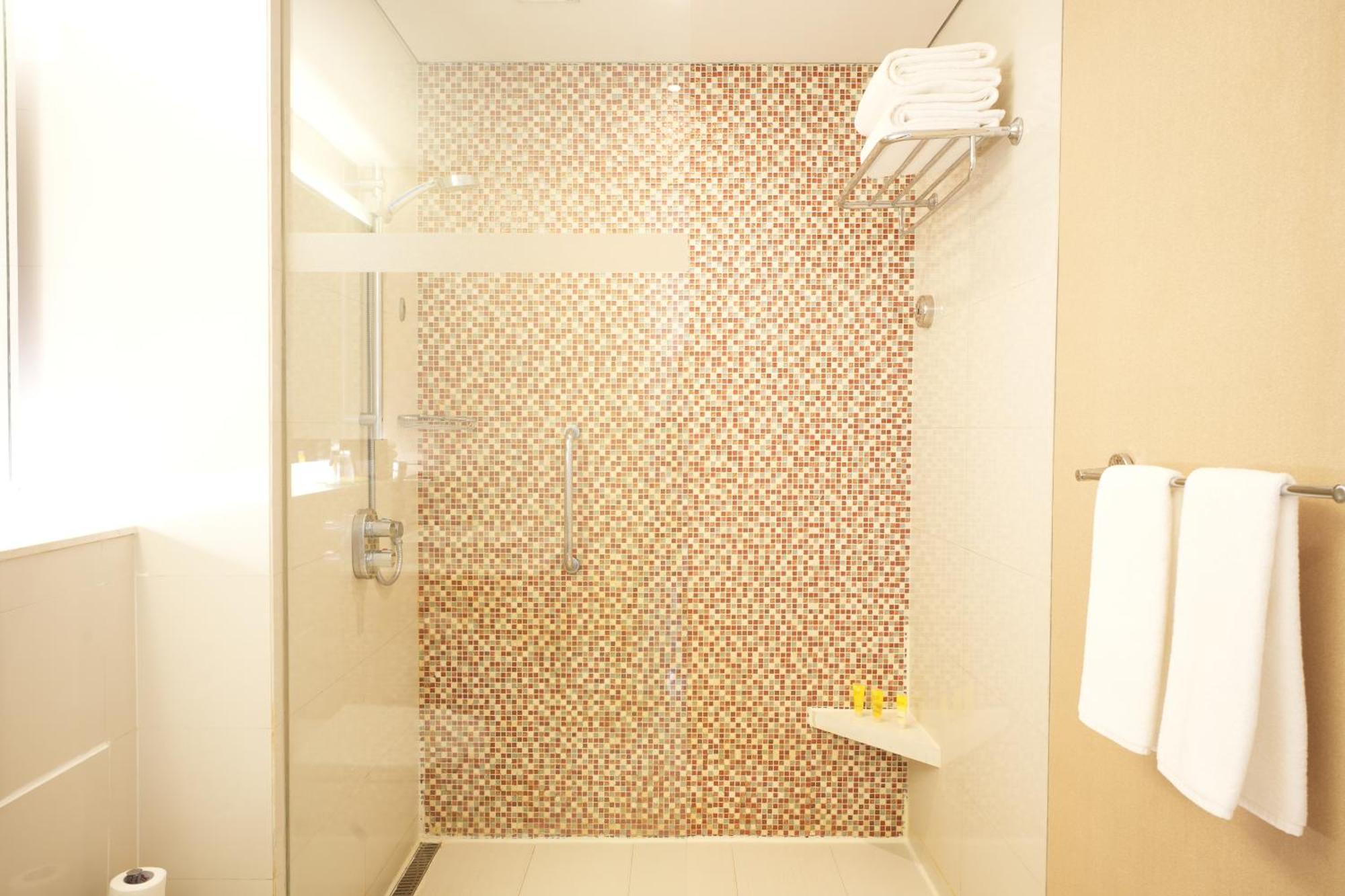 Hyatt Place Gurgaon Udyog Vihar Εξωτερικό φωτογραφία A shower with a fixed shower head