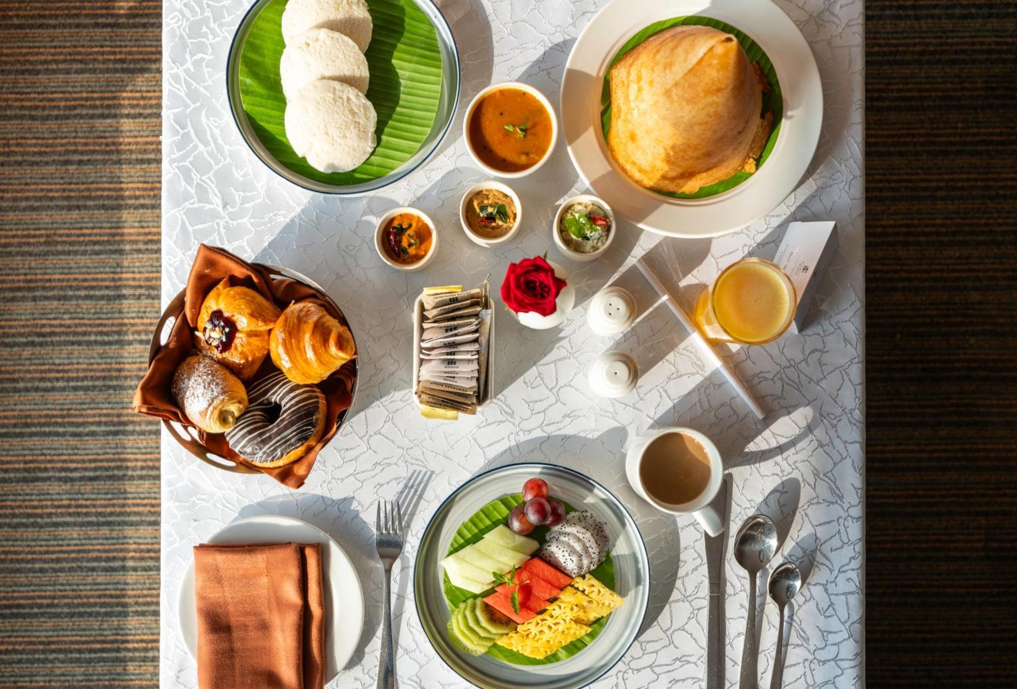 Hyatt Place Gurgaon Udyog Vihar Εξωτερικό φωτογραφία A typical vegetarian meal served on board